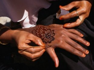 Henna tattoos being used