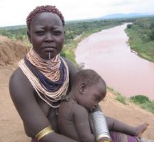 Karo lady and child (photo by Monkeyji)